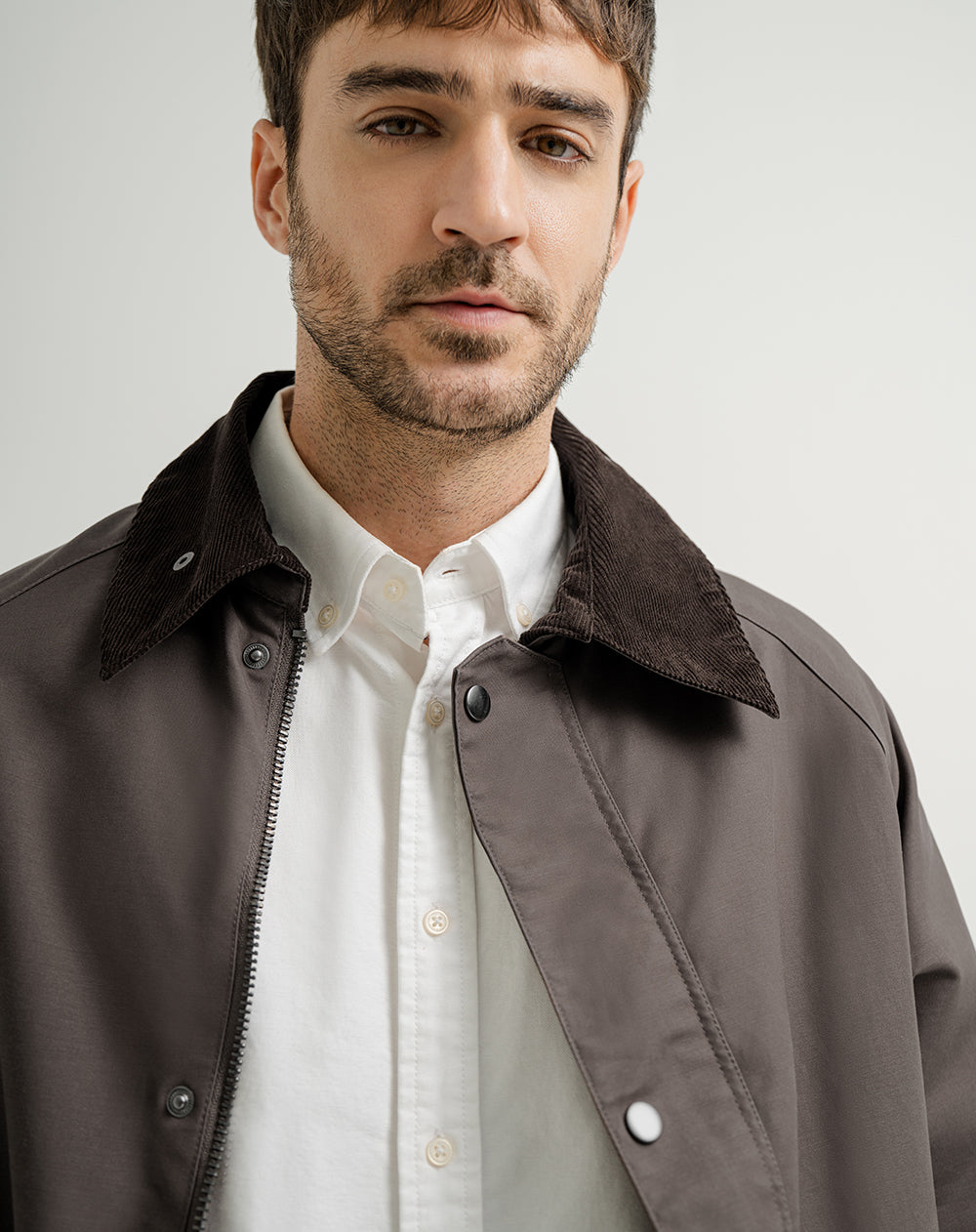 Chaqueta regular bolsillos frontales algodón café hombre