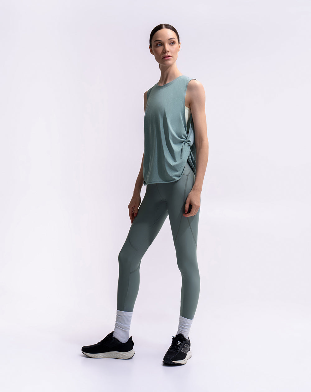 Camiseta deportiva regular gris verdoso mujer
