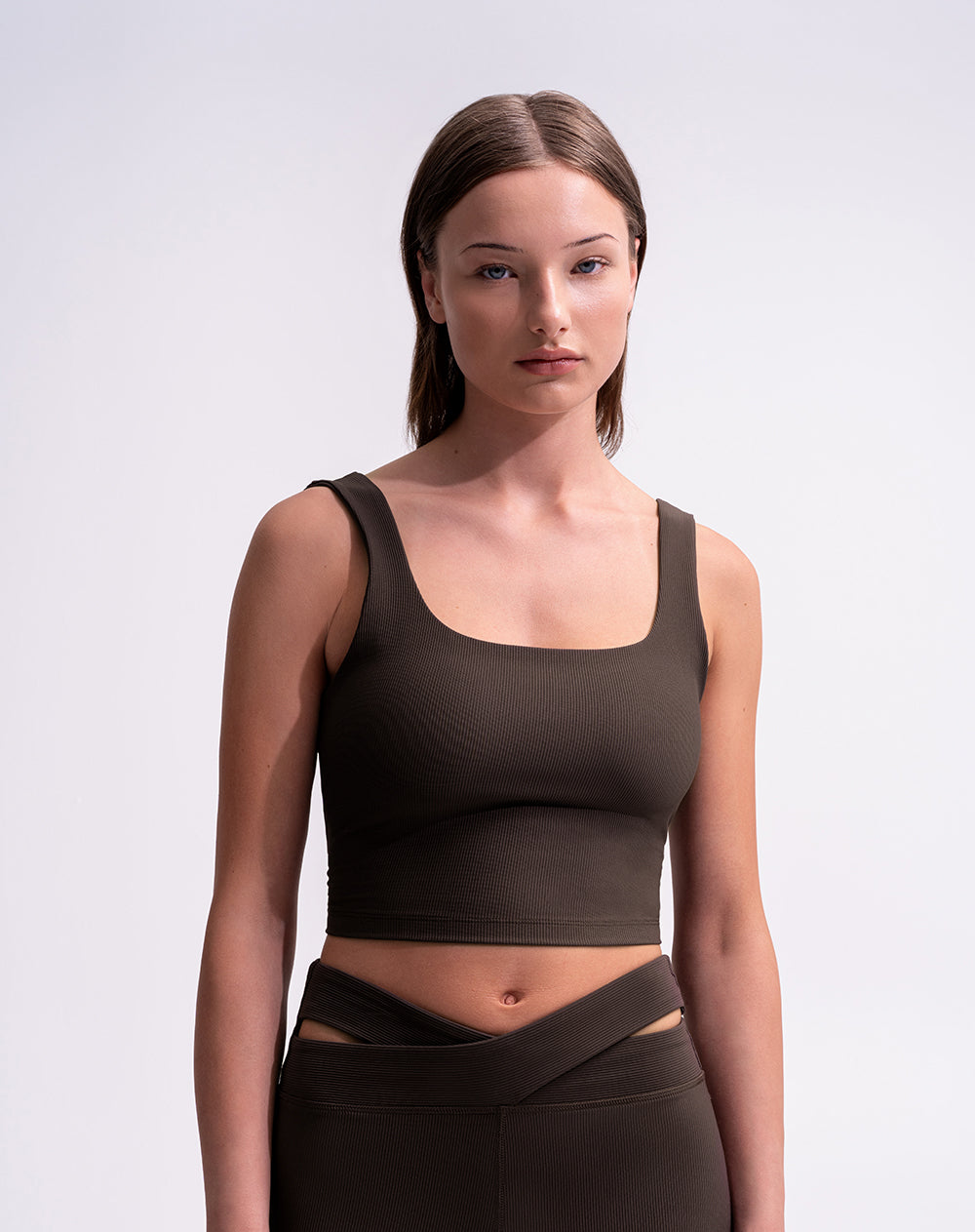 Top deportivo soporte medio control humedad café