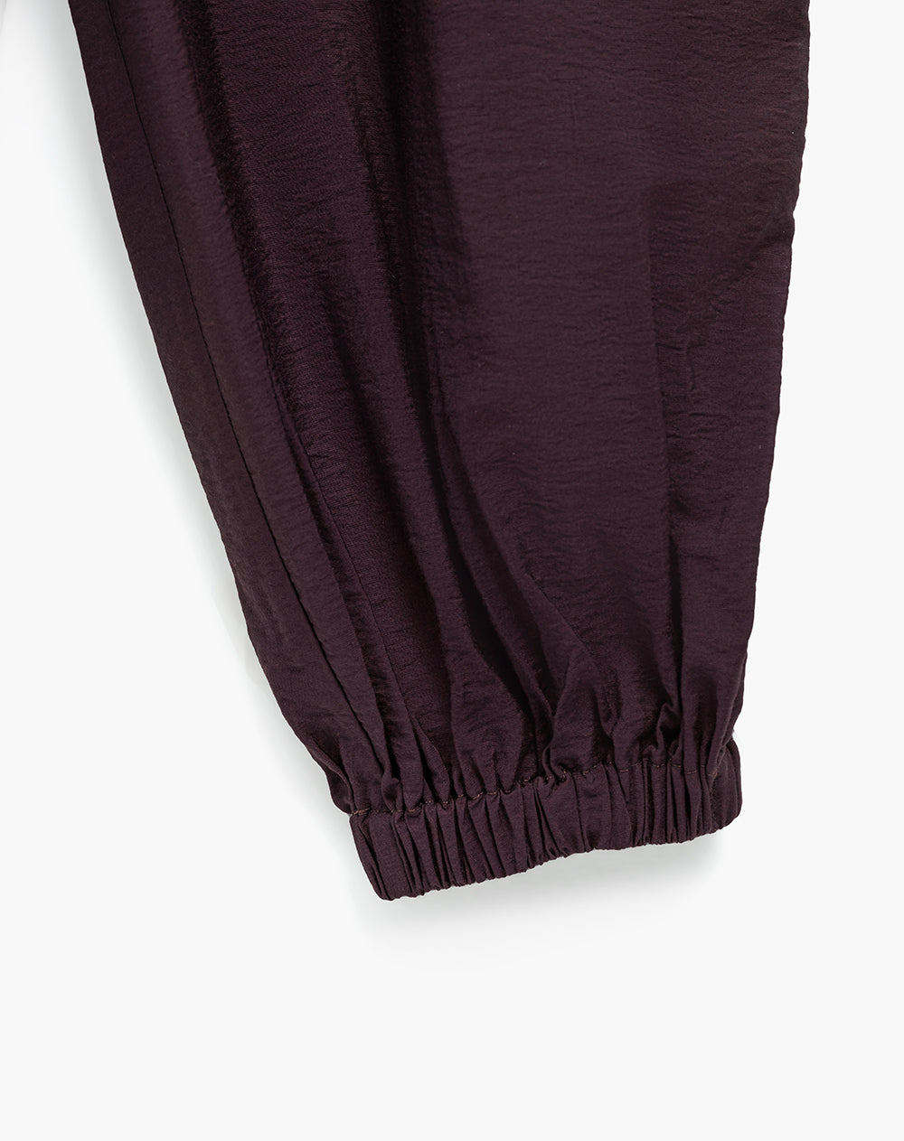 Pantalón relaxed fit tiro alto vinotinto