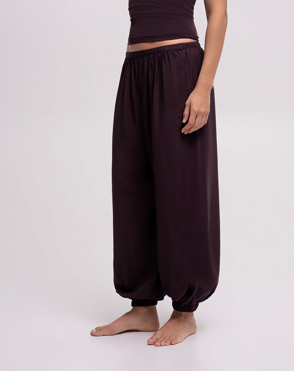 Pantalón balloon bota resortada  tiro alto vinotinto mujer