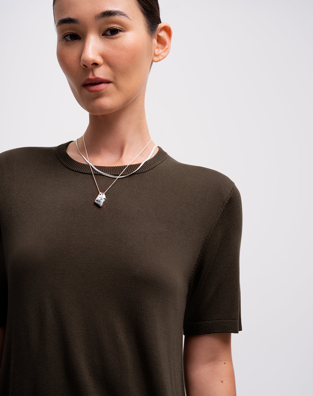 Camiseta regular fit manga corta café