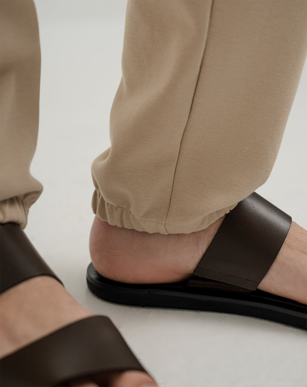 Jogger algodón sostenible semi ajustado caqui para hombre
