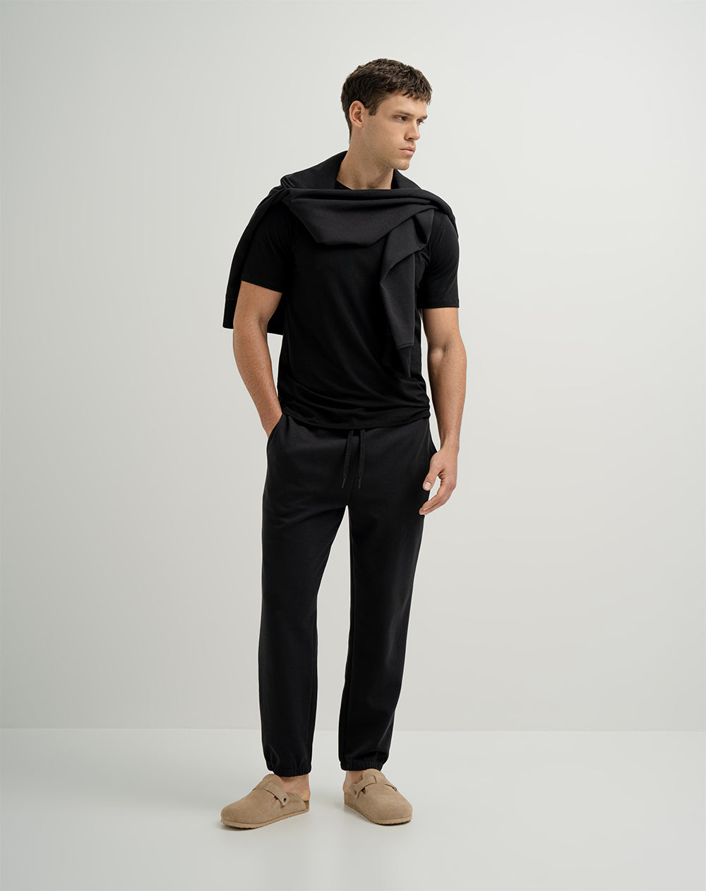 Jogger algodón sostenible semi ajustado negra para hombre
