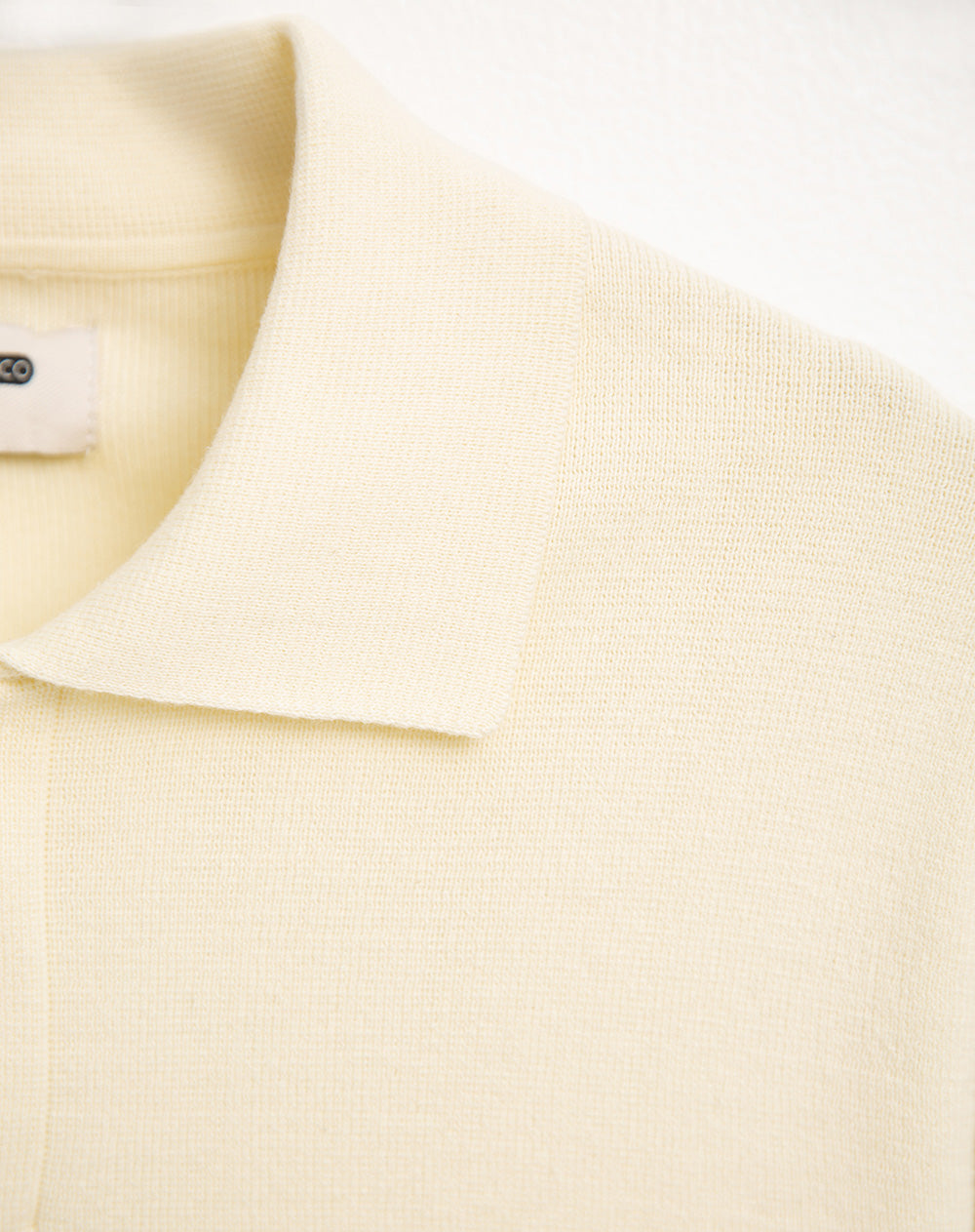 Buzo regular fit crema