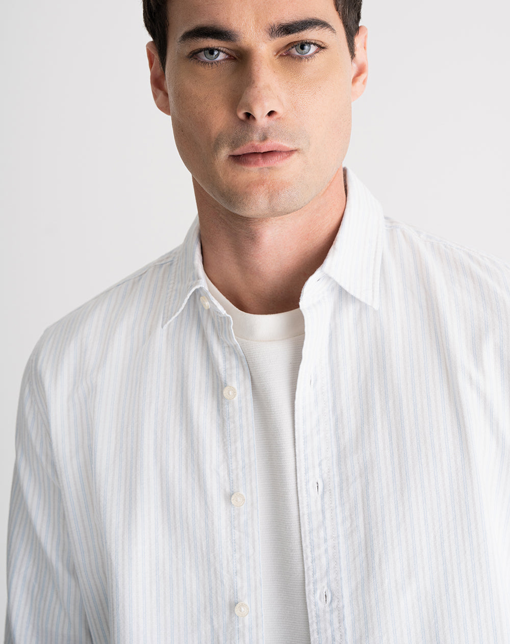 Camisa regular fit manga larga blanca con rayas