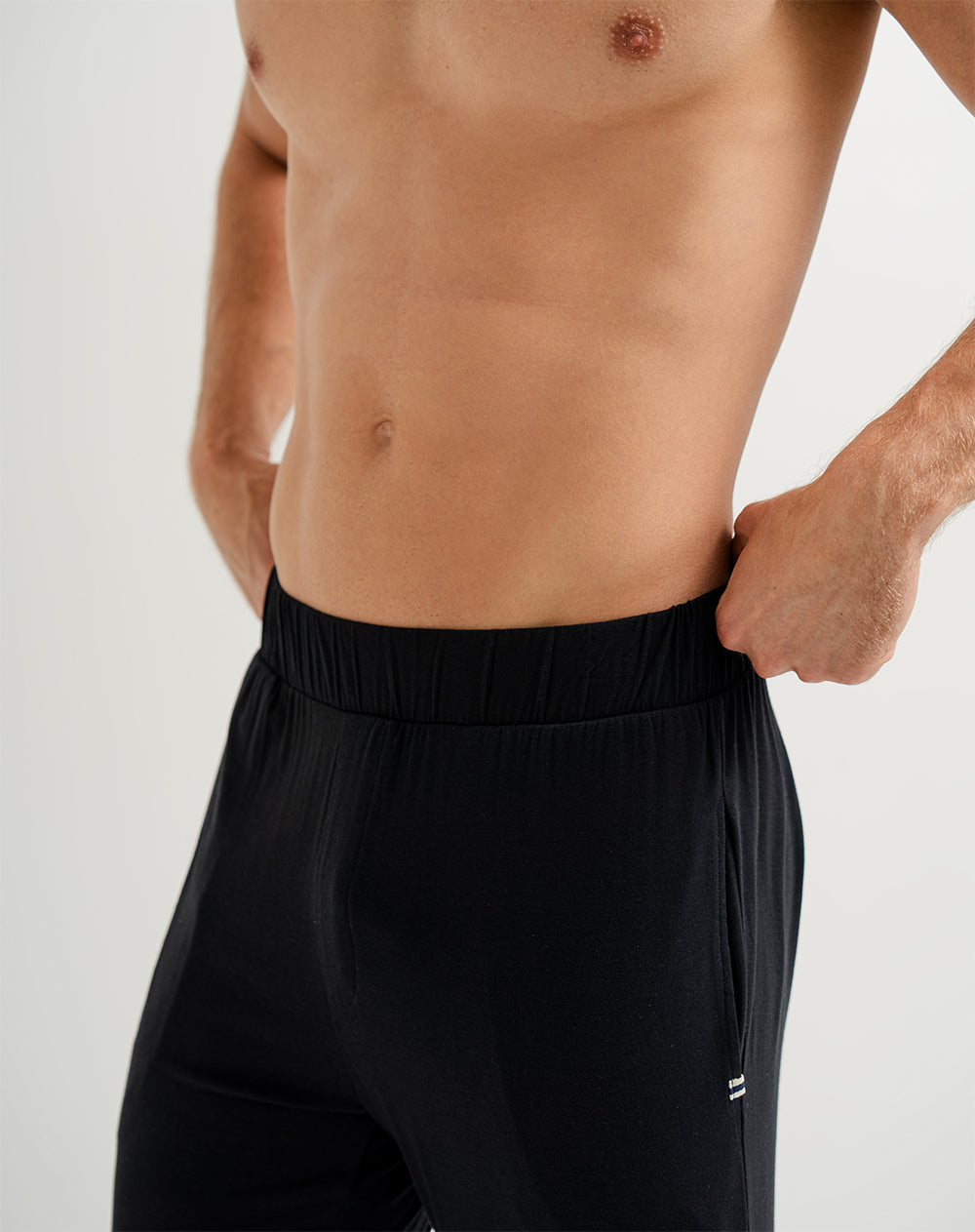 Jogger algodón sostenible semi ajustado negro para hombre