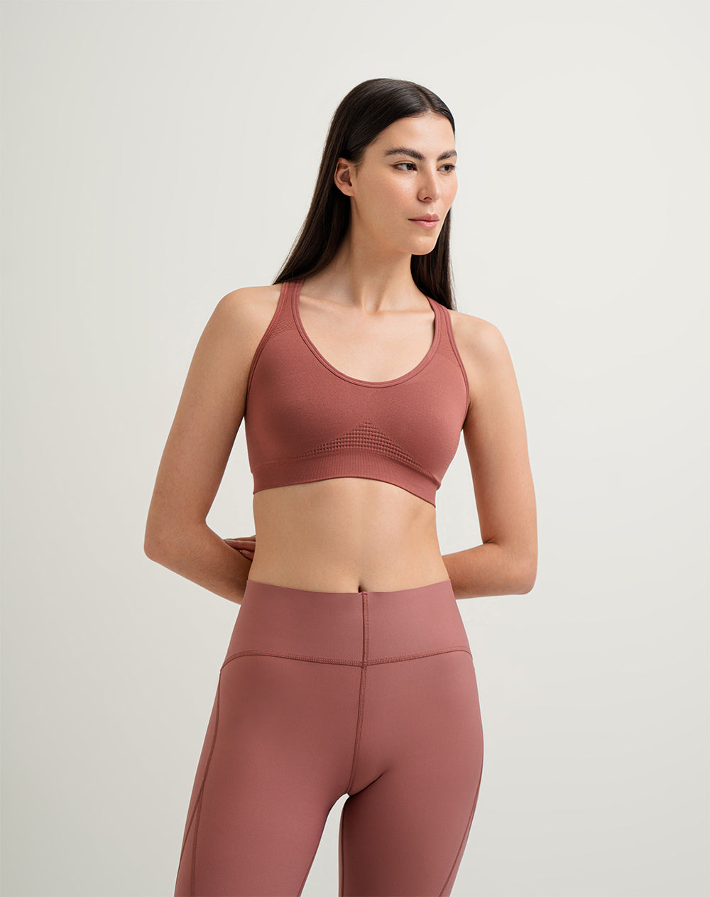 Top deportivo soporte alto seamless sin costura vino tinto