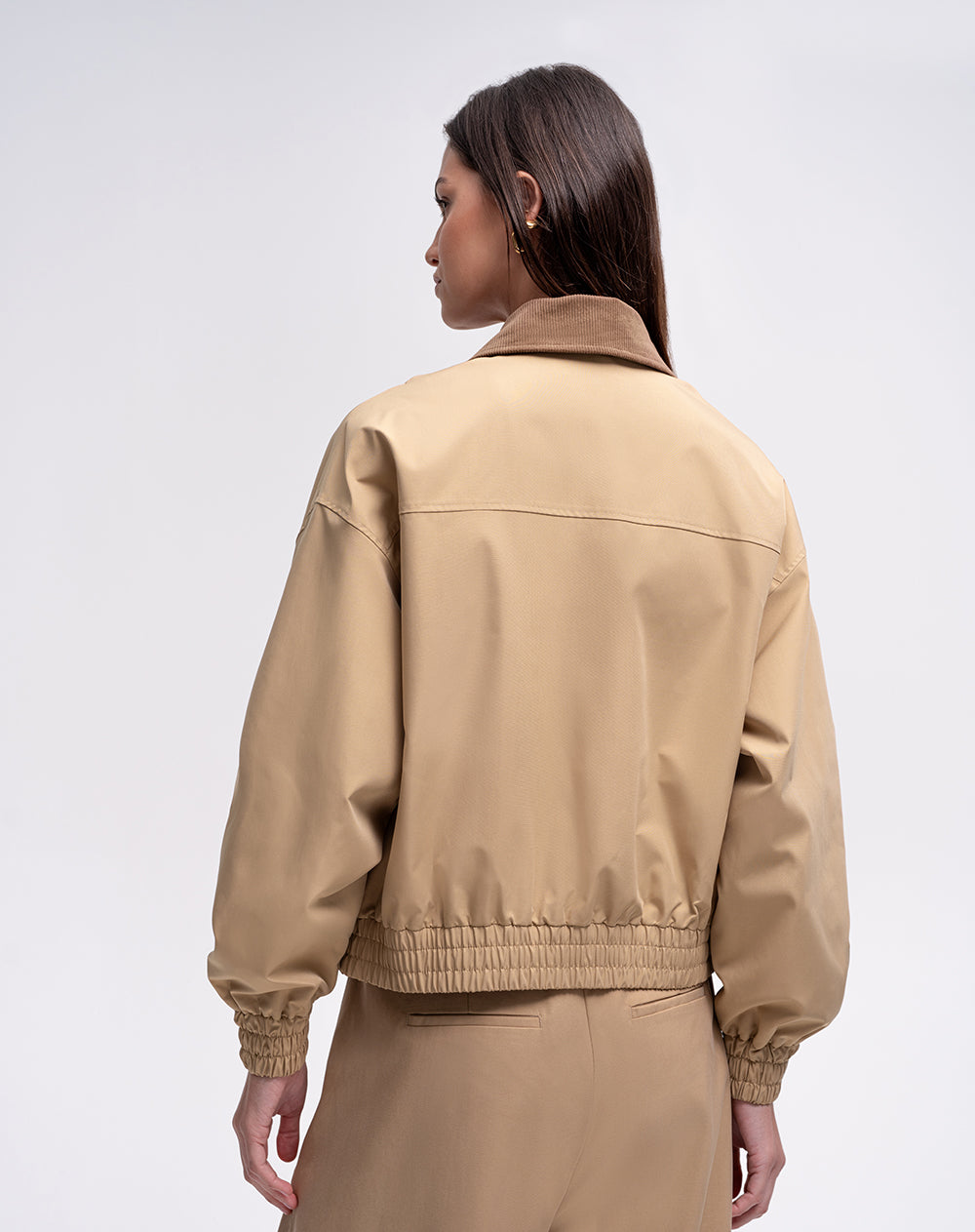 Chaqueta fit sin capucha en drill café