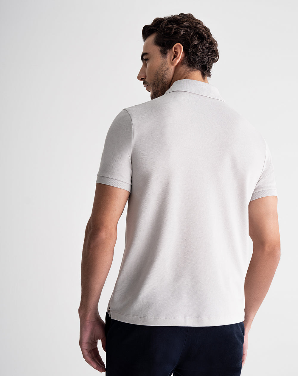 Polo regular algodón cierre en cuello gris claro hombre