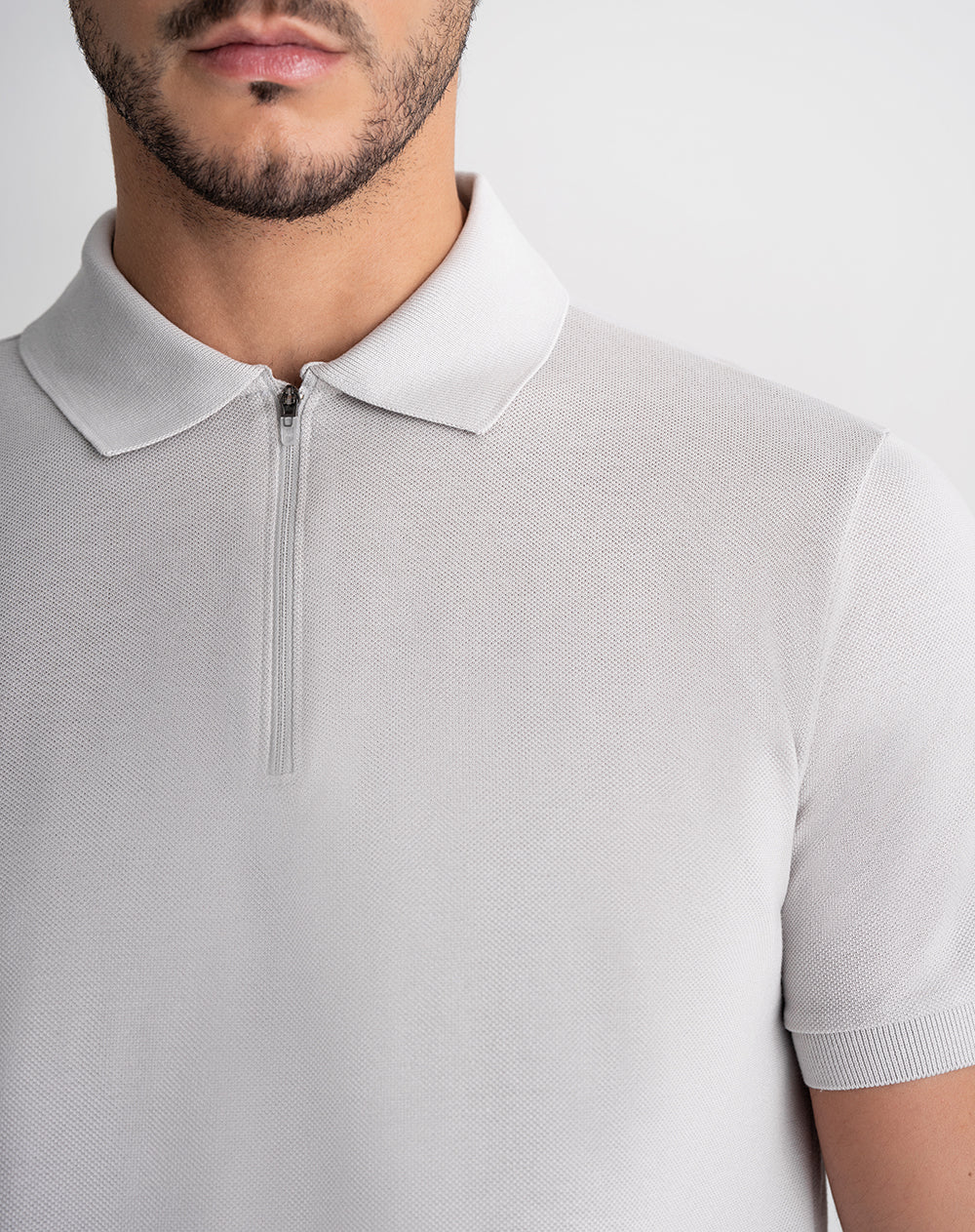 Polo regular algodón cierre en cuello gris claro hombre