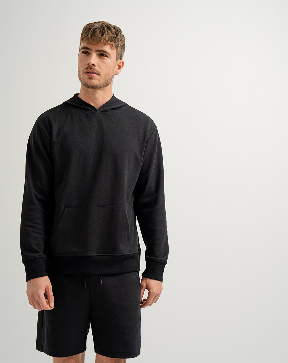 Buzo en algodón sostenible con capucha negro para hombre