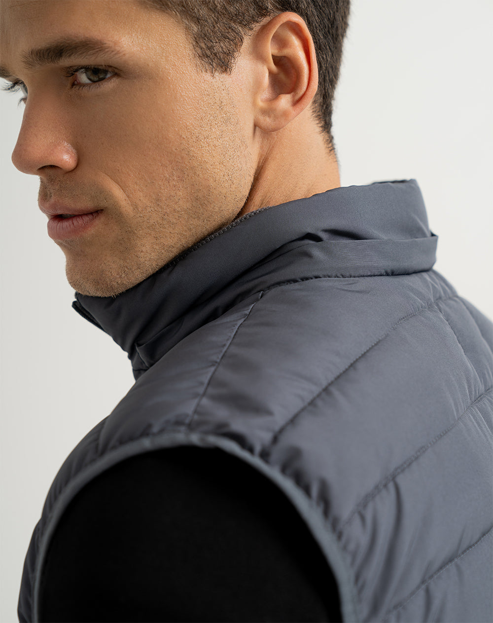 Chaleco acolchado con capucha gris hombre