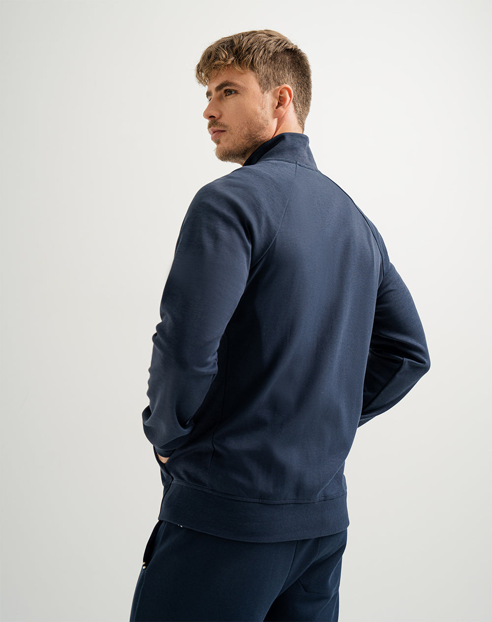 Chaqueta en algodón sostenible cierre en cuello azul oscuro para hombre
