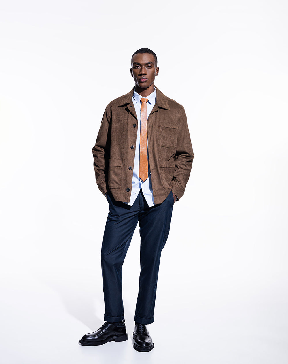 Pantalón chino regular bolsillos laterales azul hombre