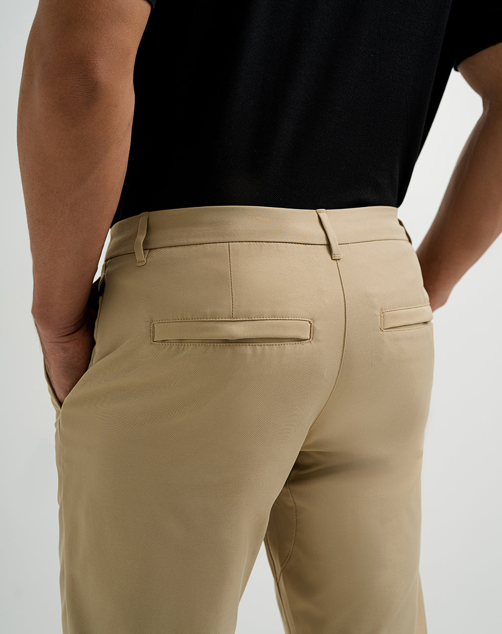 Pantalón regular fit tiro medio cafe