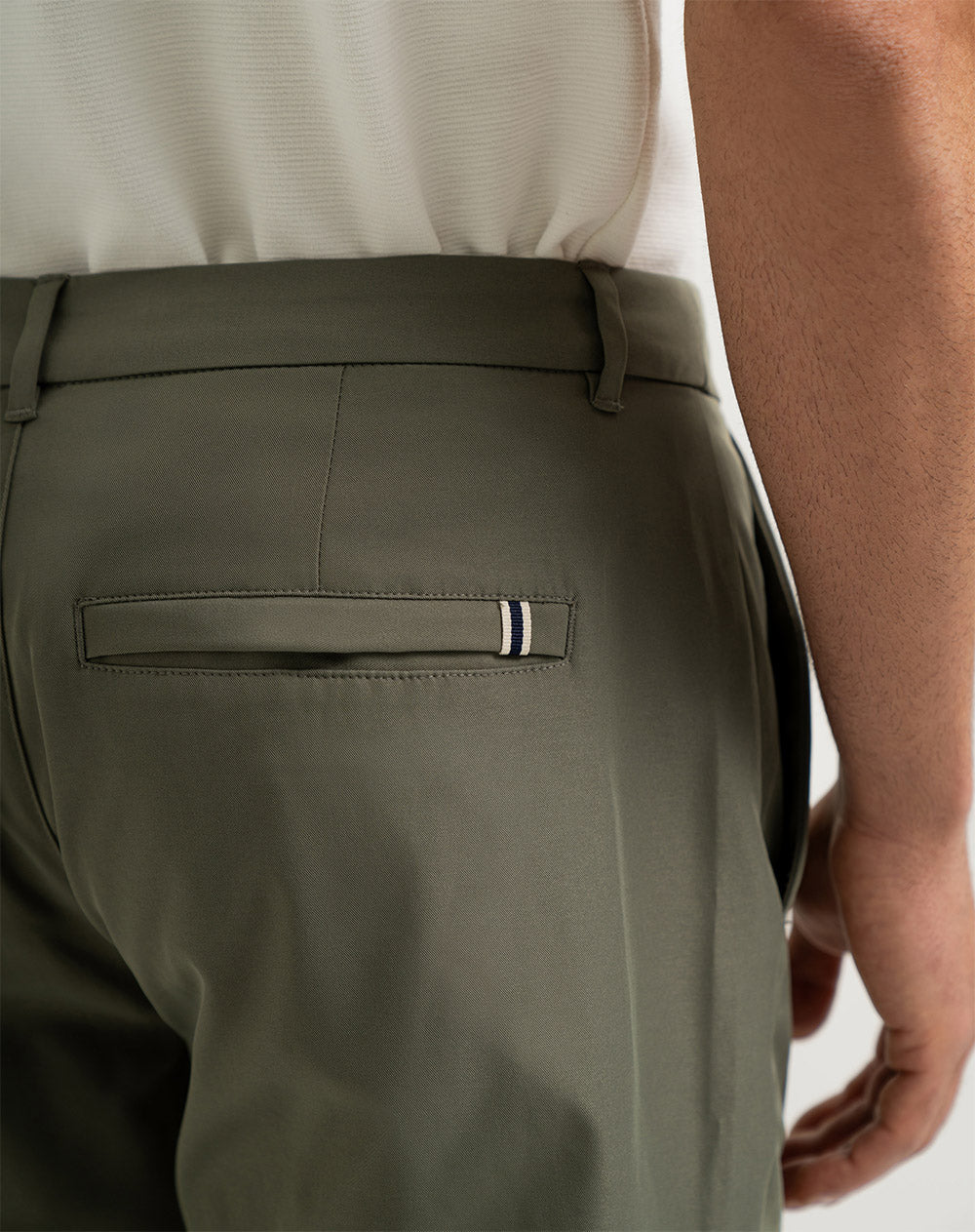 Pantalón regular fit tiro medio verde