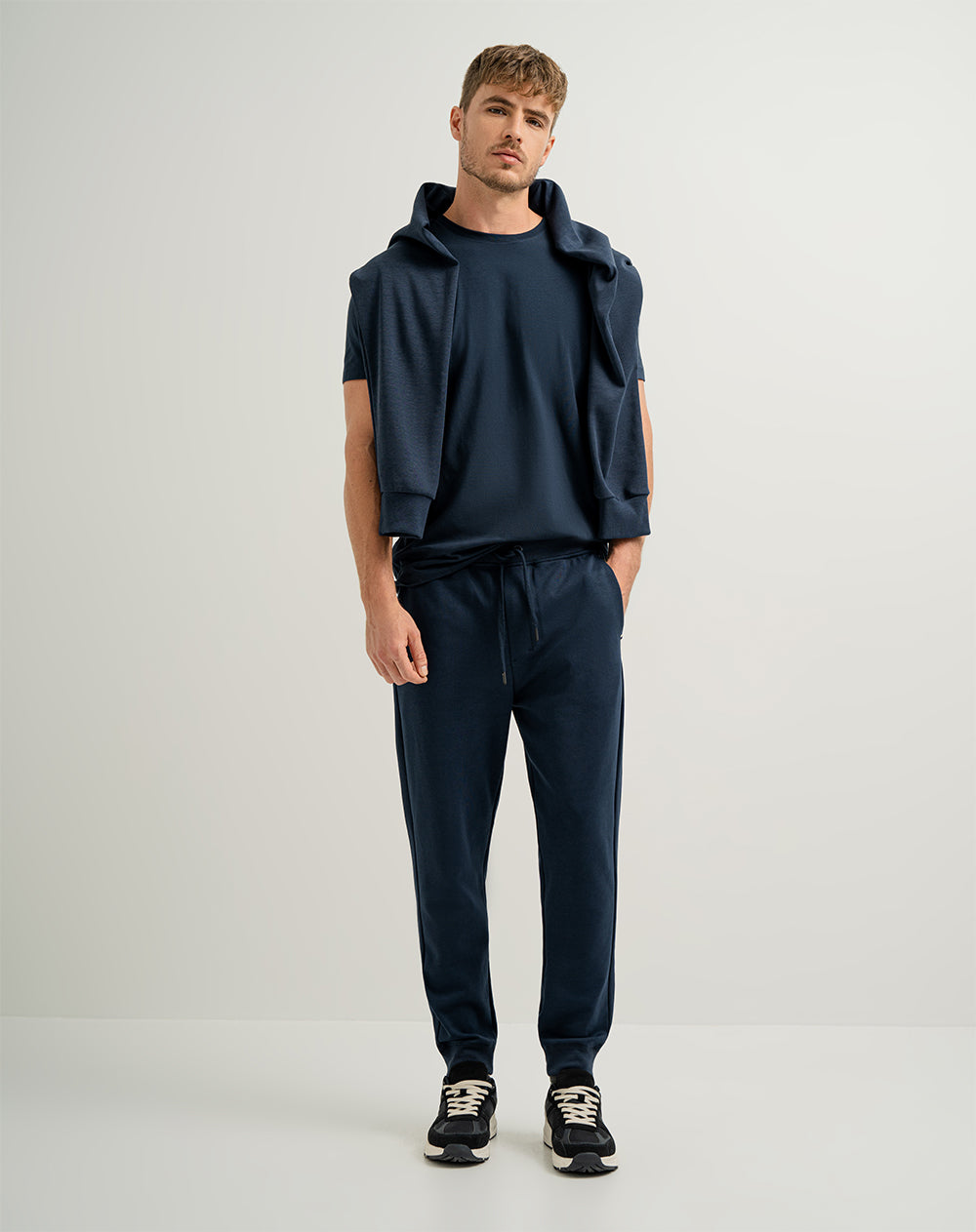 Jogger algodón sostenible semi ajustado azul oscuro para hombre