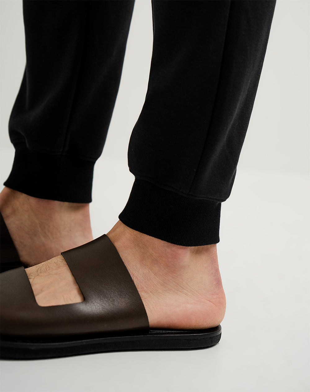 Jogger algodón sostenible semi ajustado negro para hombre