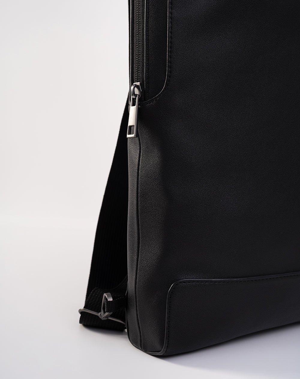 Morral minimalista para laptop negra