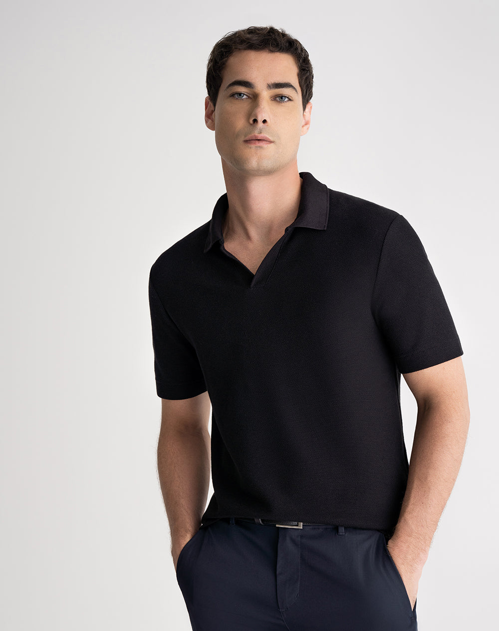 Polo regular algodón cuello sin botones negra hombre