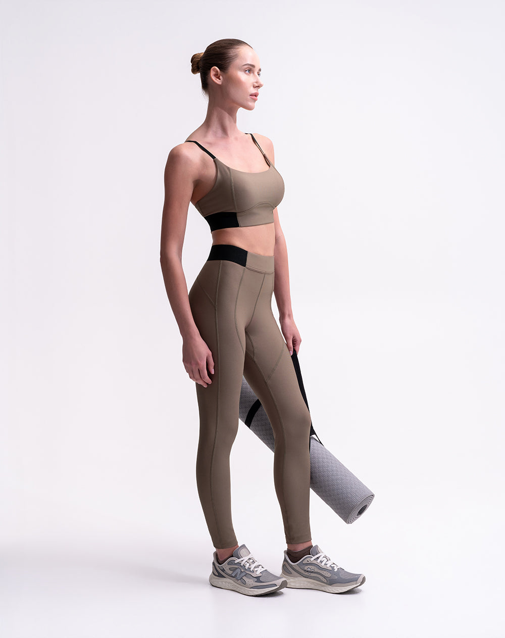 Legging deportivo tiro alto control humedad café mujer