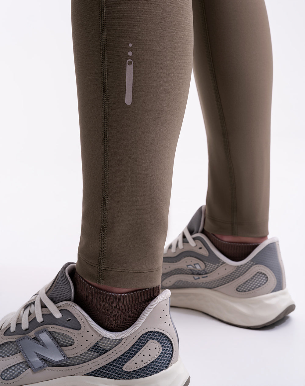 Legging deportivo tiro alto control humedad café mujer