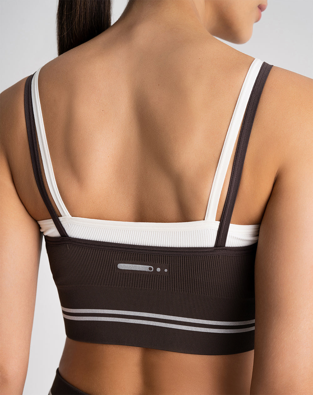 Top deportivo soporte medio doble seamless café