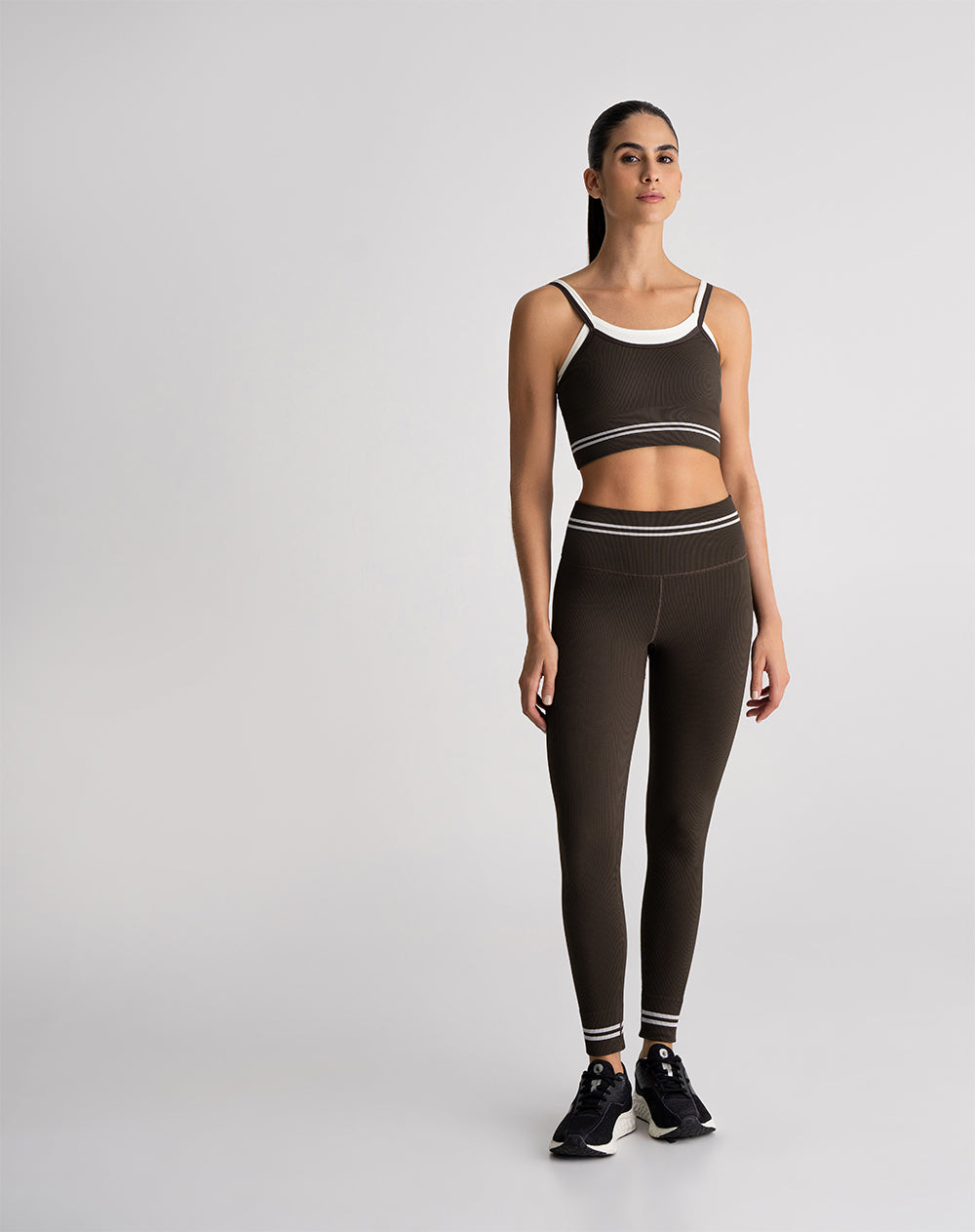 Top deportivo soporte medio doble seamless café