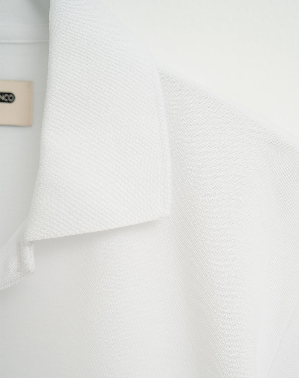 Polo regular fit tela con textura blanca