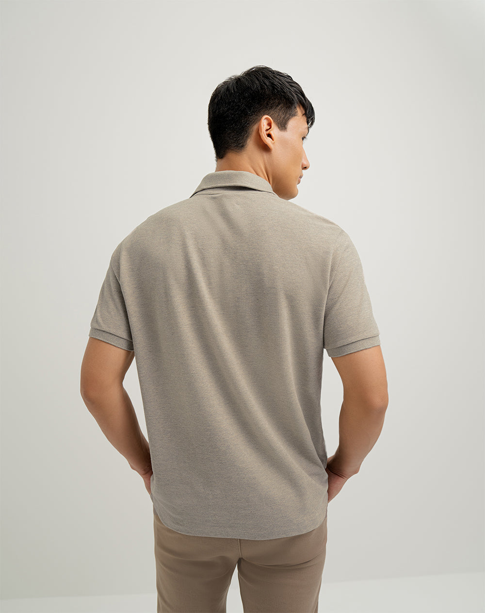 Polo regular fit tela con textura habana jaspeada