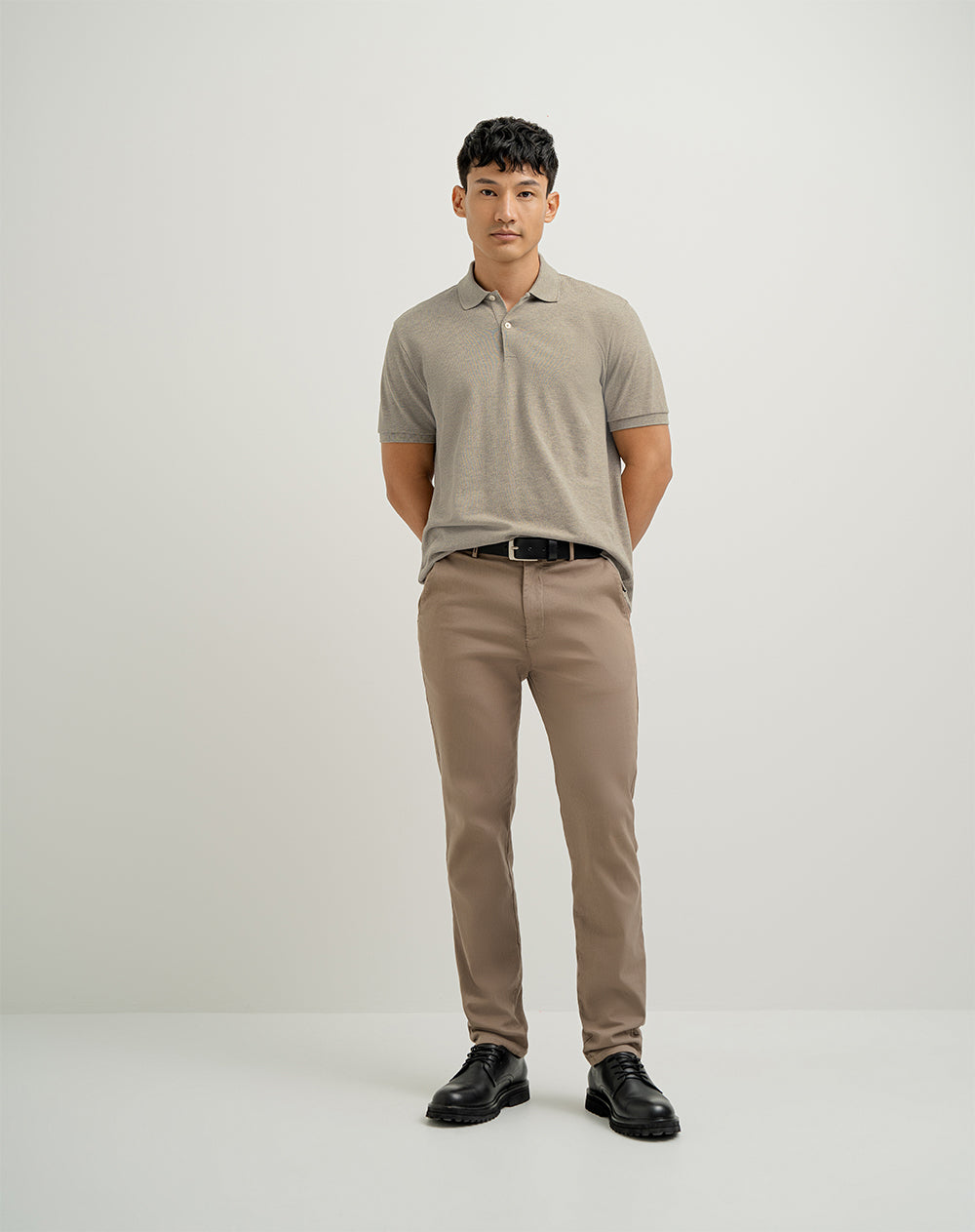 Polo regular fit tela con textura habana jaspeada