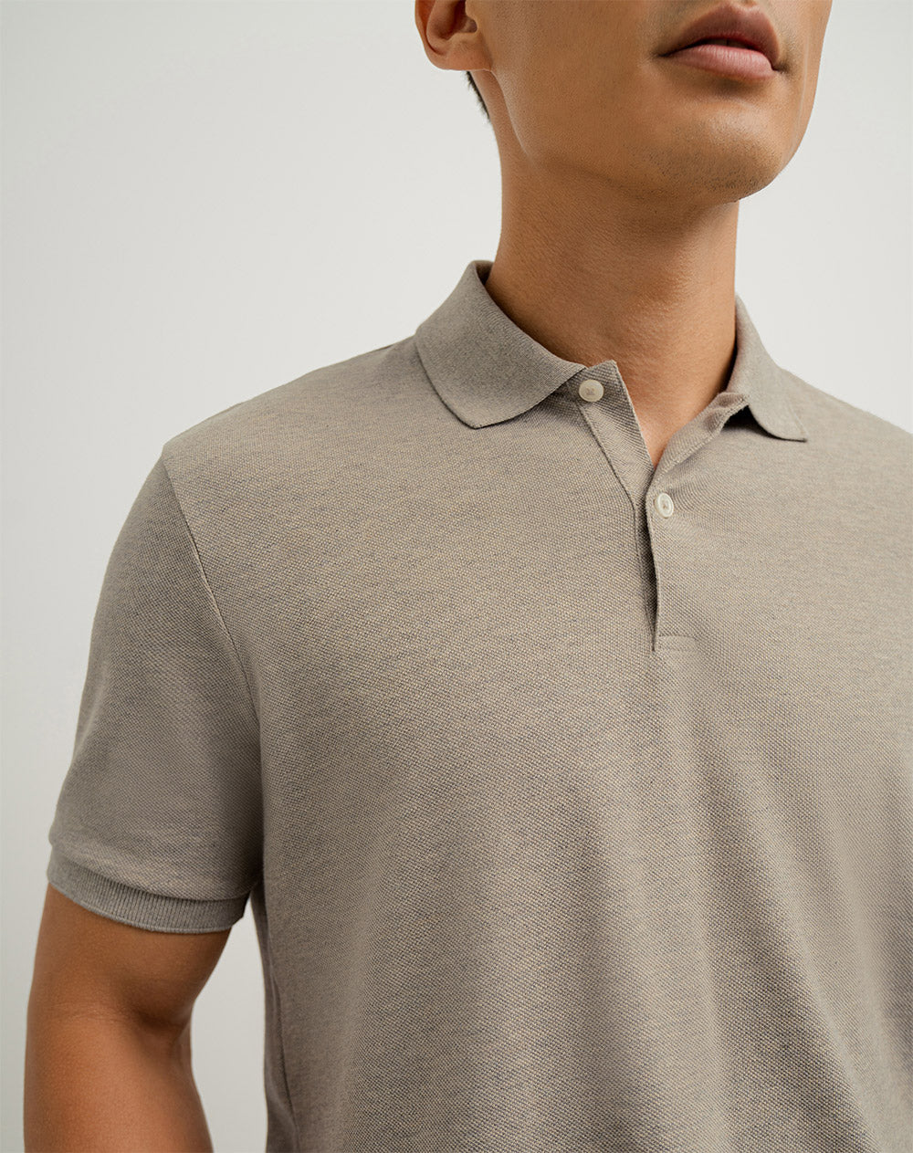 Polo regular fit tela con textura habana jaspeada
