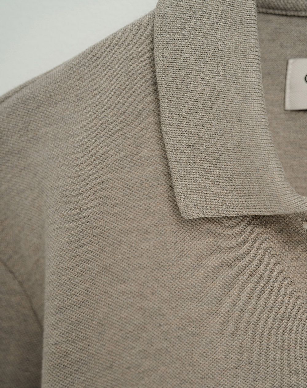Polo regular fit tela con textura habana jaspeada