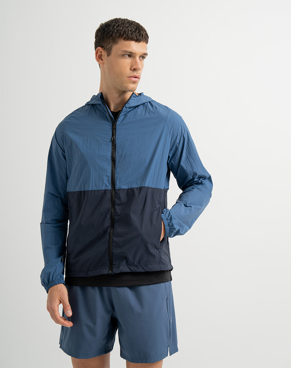 Chaqueta regular fit con capucha azul bloques