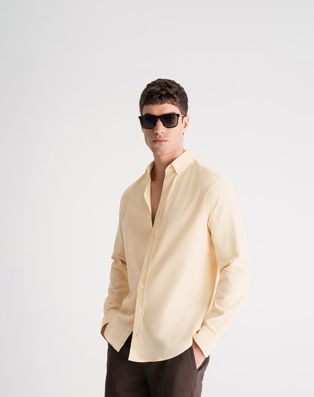 Camisa regular fit manga larga crema