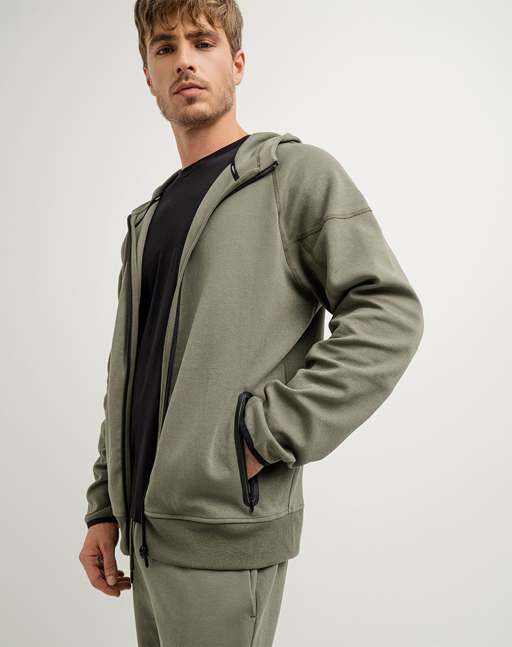 Buzo algodón sostenible con capucha verde militar para hombre