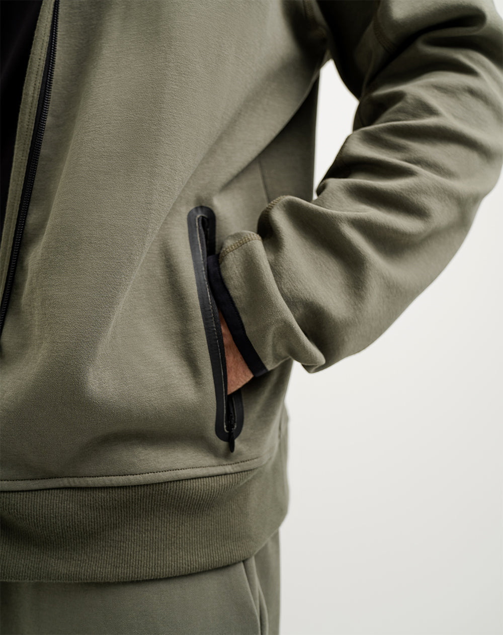 Buzo algodón sostenible con capucha verde militar para hombre