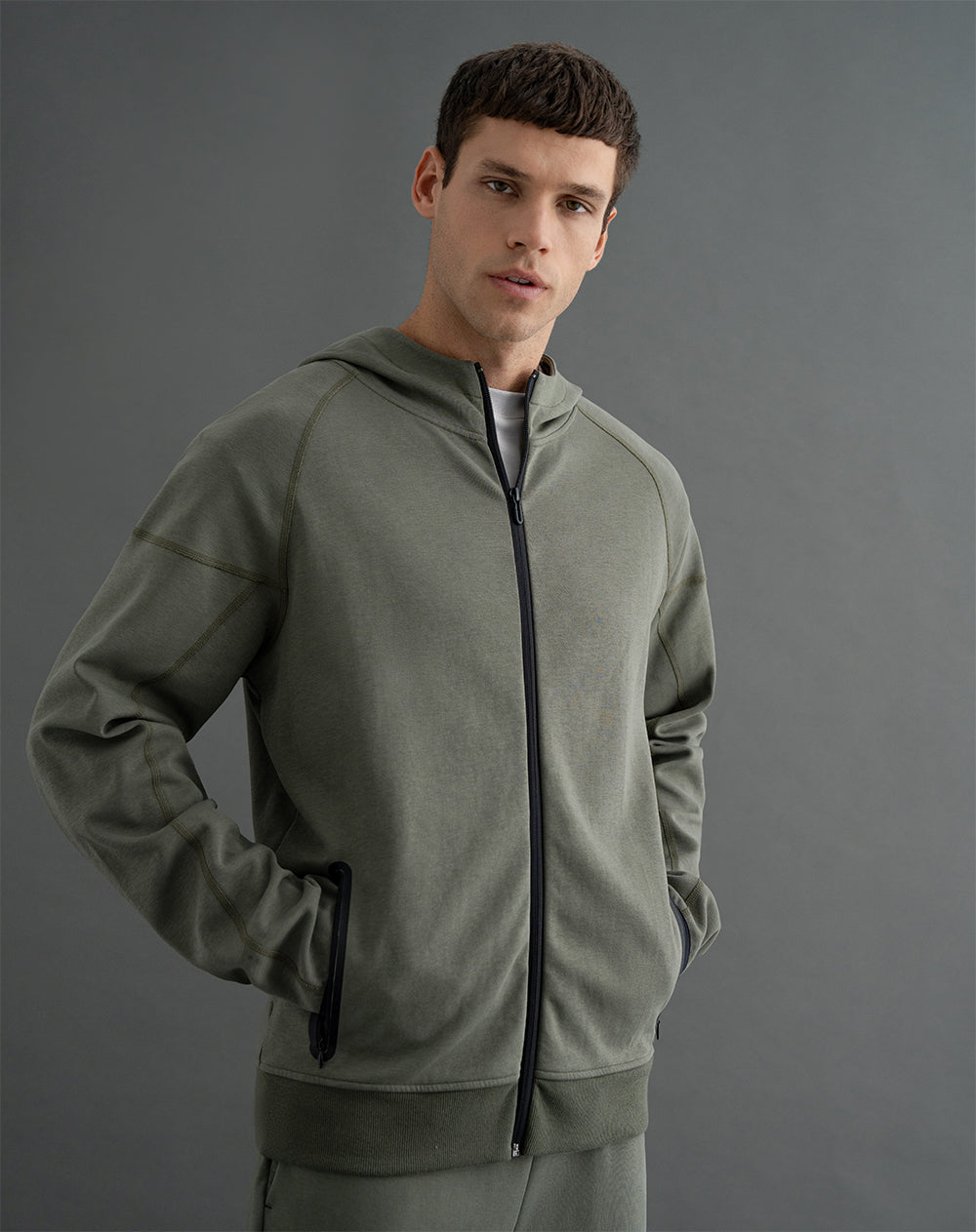 Buzo algodón sostenible con capucha verde militar para hombre