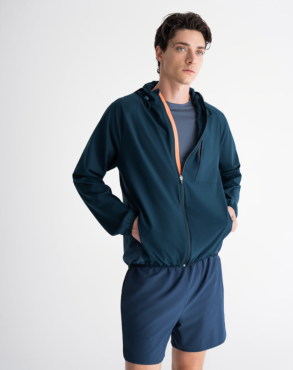 Chaqueta rompevientos capucha azul hombre