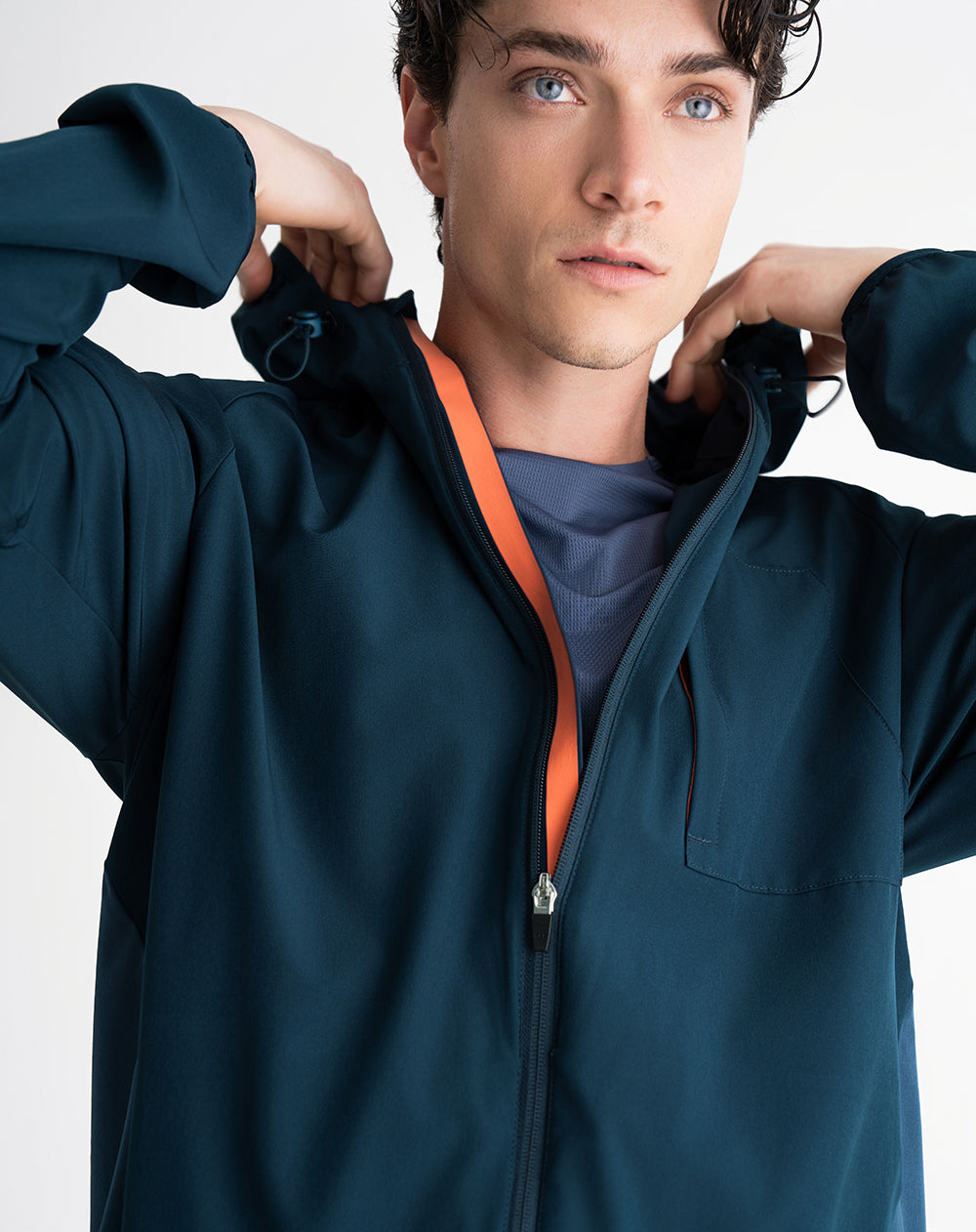 Chaqueta rompevientos capucha azul hombre