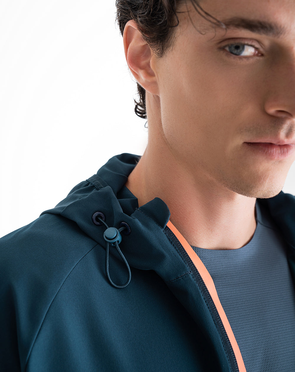 Chaqueta rompevientos capucha azul hombre