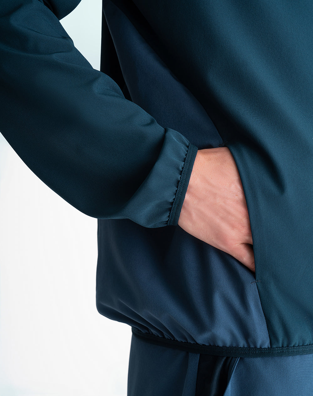 Chaqueta rompevientos capucha azul hombre