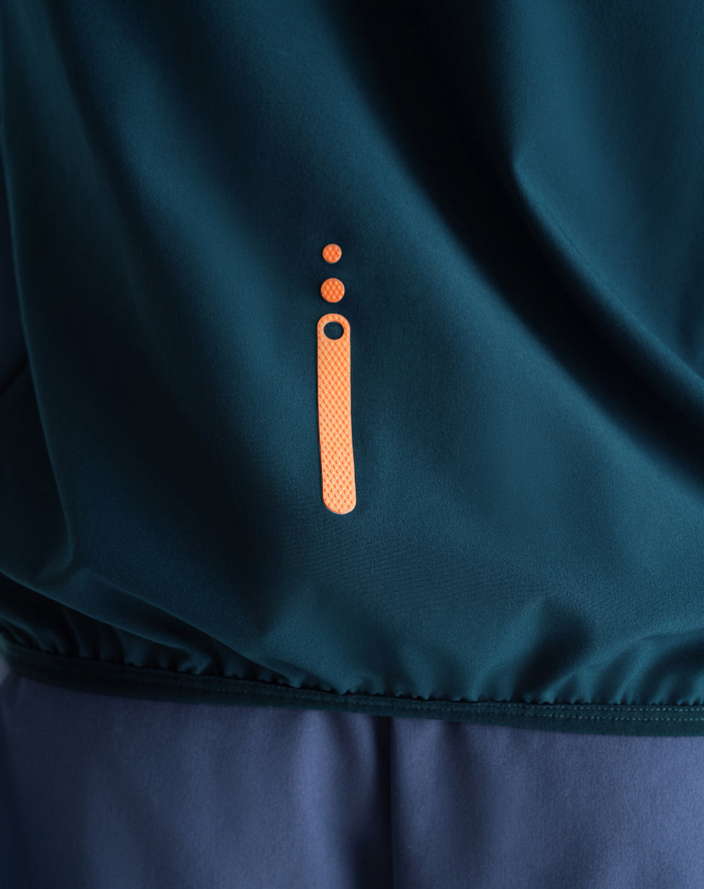 Chaqueta rompevientos capucha azul hombre