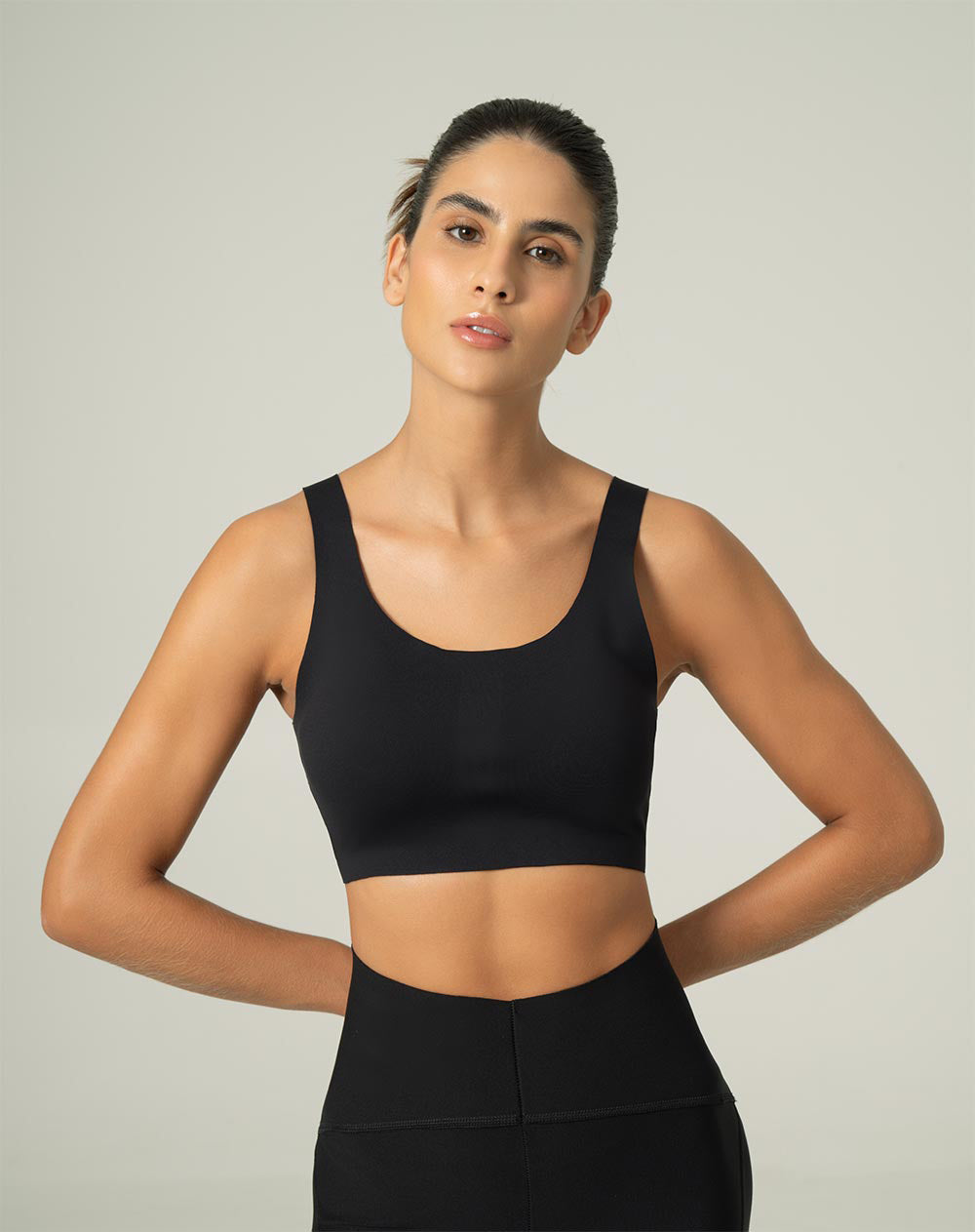 Top deportivo soporte medio pocas costuras copas removibles negro