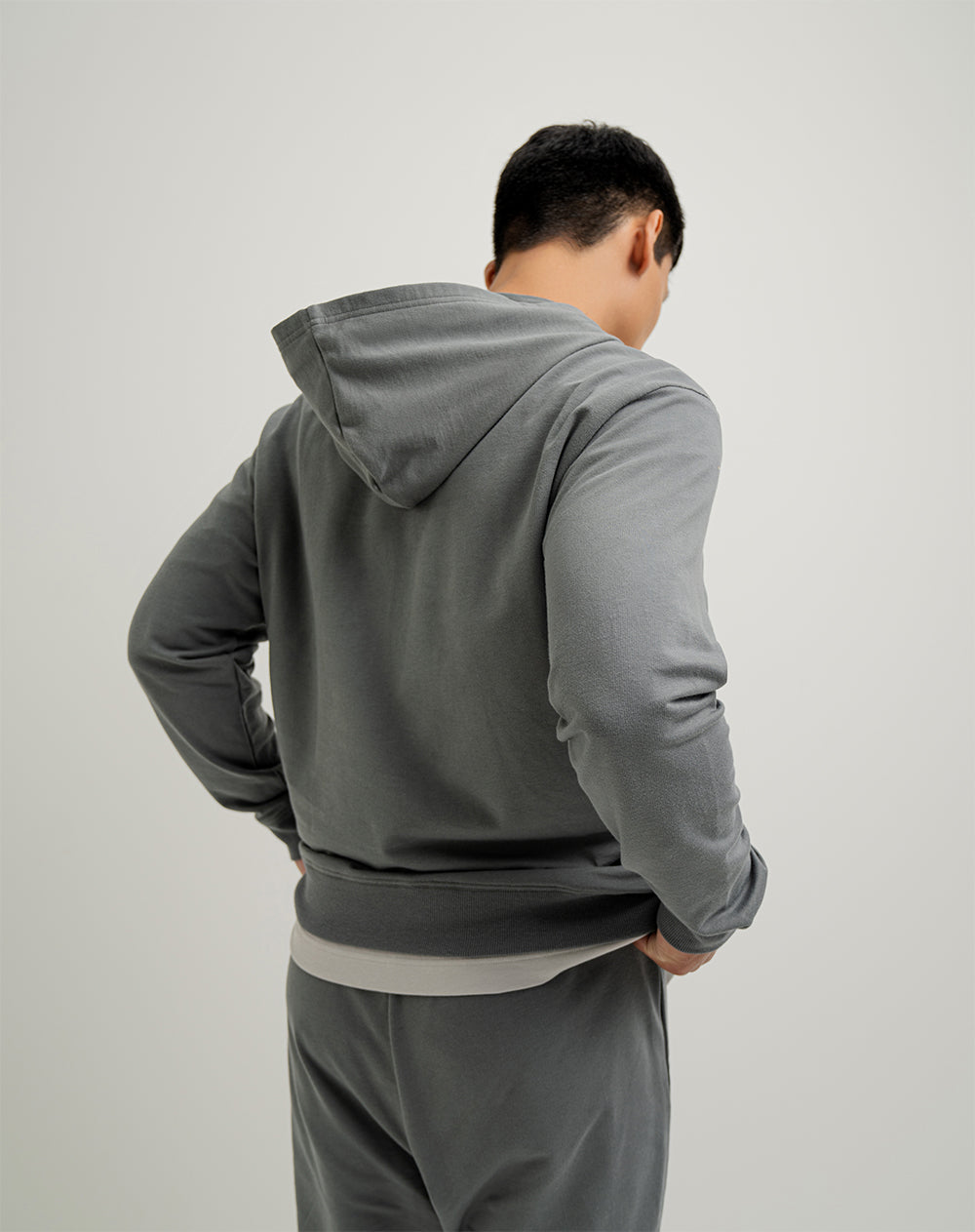 Buzo en algodón sostenible bolsillo frontal y capucha gris para hombre