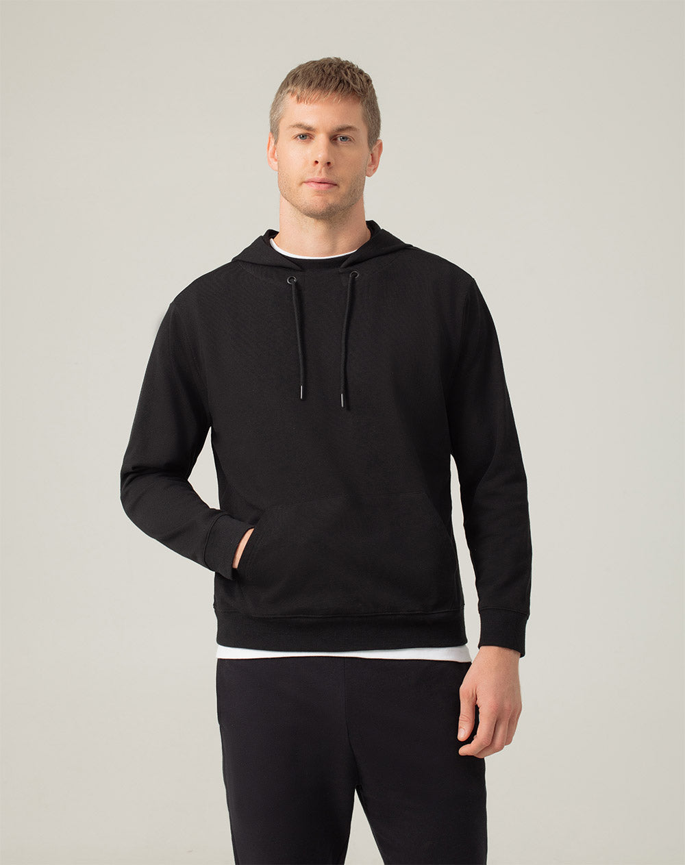 Buzo en algodón sostenible con capucha negro para hombre