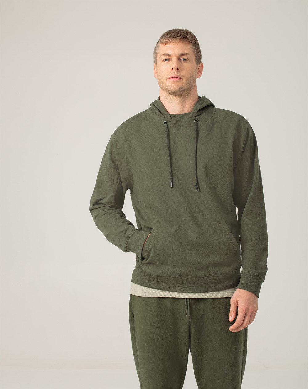 Buzo en algodón sostenible bolsillo frontal y capucha verde para hombre