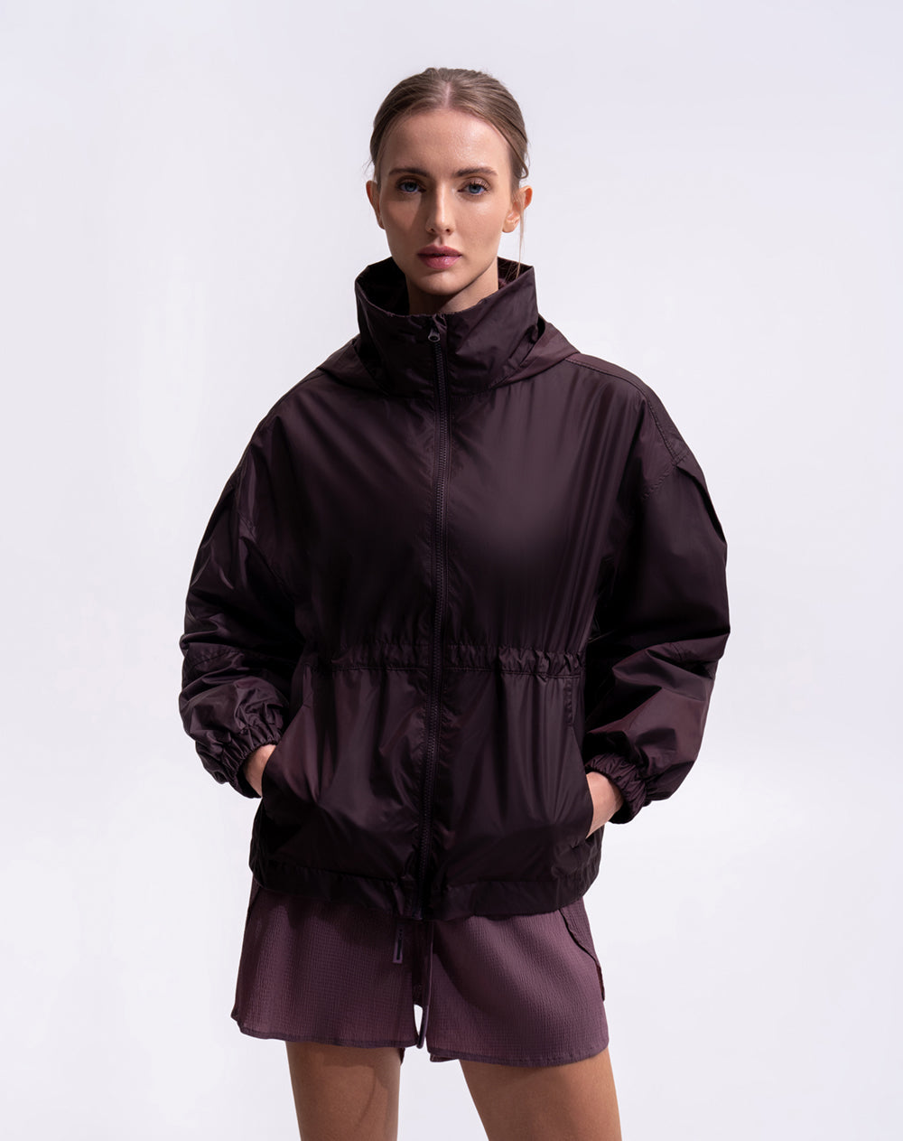Chaqueta rompevientos oversize vinotinto mujer