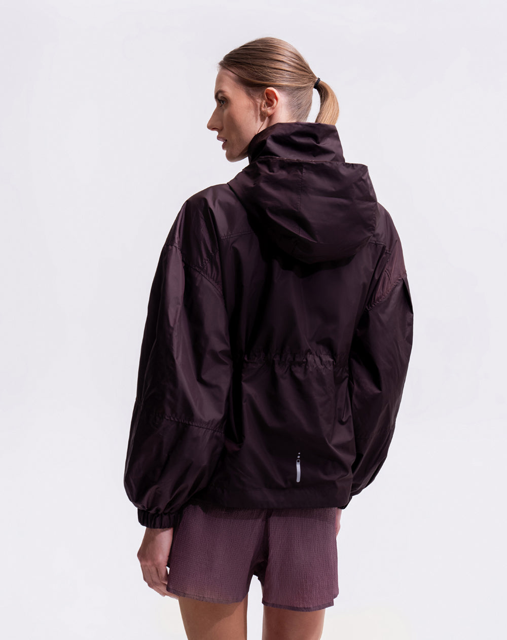 Chaqueta rompevientos oversize vinotinto mujer